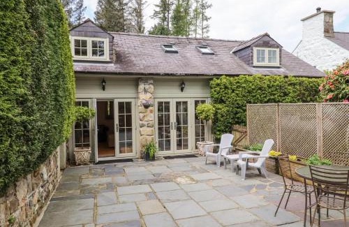 Dolbenmaen House | Cozy Garden Cottage: 4-Star Pet and Child Friendly Retreat