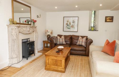 Dolbenmaen House | Cozy Garden Cottage: 4-Star Pet and Child Friendly Retreat