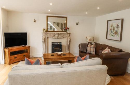 Dolbenmaen House | Cozy Garden Cottage: 4-Star Pet and Child Friendly Retreat