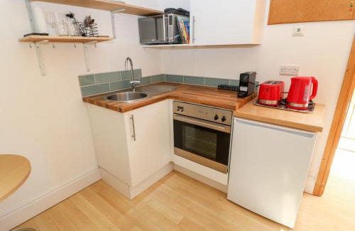 Ilkley House | Garden Cottage: Family-Friendly Retreat with Kitchen Access