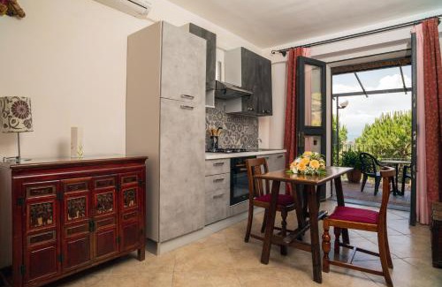 Castelmola Apartment | Relaxing Garden Cottage I Dammusi - Arancio with Pool