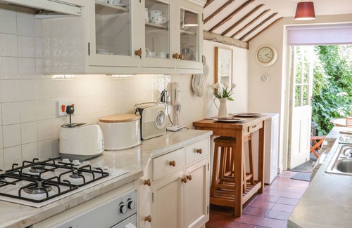 Ludwel Cottage | Cozy Garden Cottage in Ludlow with Fireplace & Kitchen