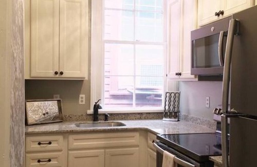 Faubourg Lafayette Apartment | Cozy Garden District Apartment with Family-Friendly Amenities