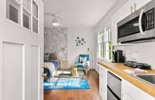 Touro Apartment | Beautiful Garden District Studio with Gated Parking Access