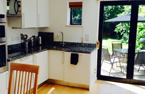 Wimbledon Condo | Central Wimbledon Garden Flat with Parking & Breakfast Included