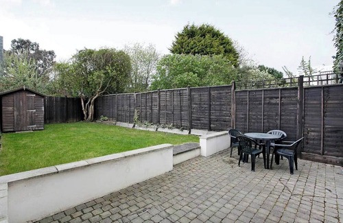 Wimbledon Condo | Central Wimbledon Garden Flat with Parking & Breakfast Included
