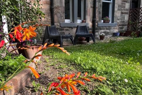 Leith Apartment | Cozy Garden Flat: Guest Rated 9.1 & Pet Friendly Retreat