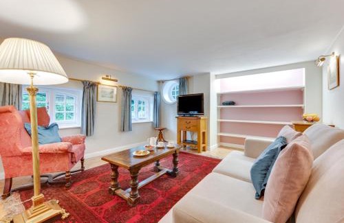 Sandwich House | Cozy Garden Flat: Family-Friendly Accommodations Await