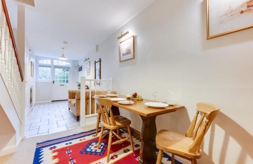 Sandwich House | Cozy Garden Flat: Family-Friendly Accommodations Await