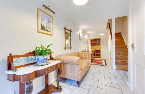 Sandwich House | Cozy Garden Flat: Family-Friendly Accommodations Await