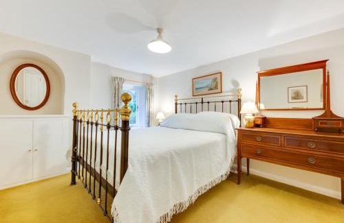 Sandwich House | Cozy Garden Flat: Family-Friendly Accommodations Await