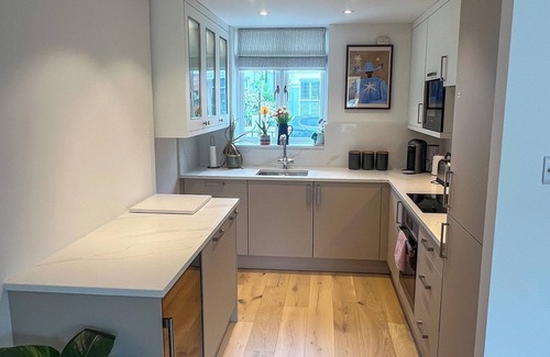 Clapham Apartment | Elegant Garden Flat in Clapham South - Near Tube & Shops