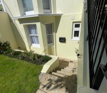 Eastbourne Apartment | Charming Garden Flat in 'Little Chelsea' - Guest Rated 9.9