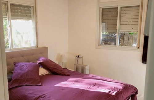 Ra'ananna Apartment | Garden green apartment in Lev hapark Raanana perfect for your holydays
