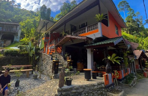 Bukit Lawang House | Pet-Friendly Garden Grove Guest House & Coffee Bar Awaits