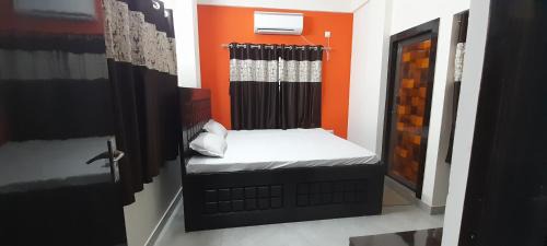 Kolkata House | Pet-Friendly Garden Guest House Near Ruby General Hospital