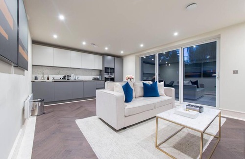Chigwell Apartment | Charming Garden Haven Retreat in Chigwell - Family Friendly