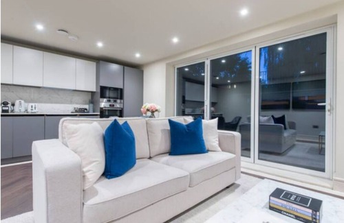 Redbridge Apartment | Inviting Garden Haven: Family-Friendly Chigwell Retreat