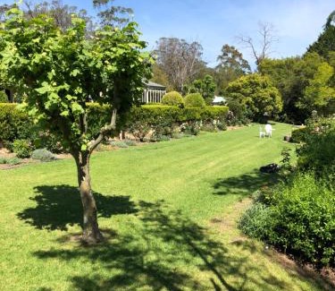 Cambewarra Villa | Relaxing Garden Hill Retreat on Australia’s South Coast