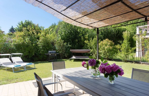 Roe Volciano House | Garden House: 3 Bedrooms with Pool & Lake Views Await