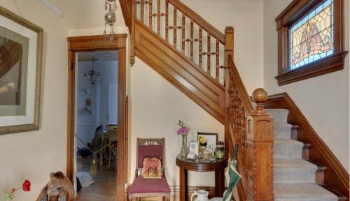 Hannibal Bed & Breakfast | Pet Friendly Garden House Bed and Breakfast with Dining