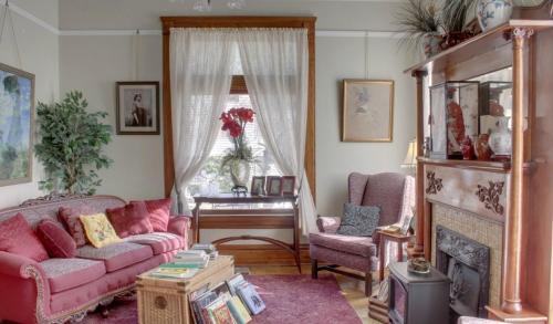 Hannibal Bed & Breakfast | Pet Friendly Garden House Bed and Breakfast with Dining