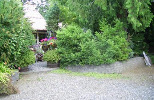 Courtenay House | Garden House: Oceanfront Stay with 9.5/10 Guest Rating