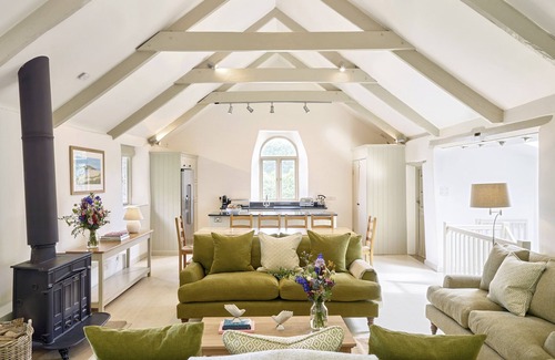 Totnes Cottage | Family-Friendly Garden House with Pool in Cornworthy