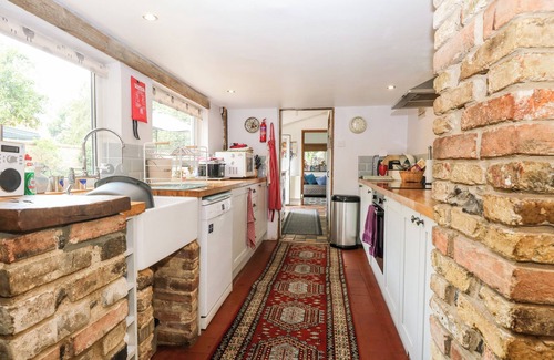 Northwold Cottage | Garden House: Pet-Friendly Getaway with Kitchen & Breakfast