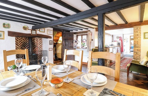 Northwold Cottage | Garden House: Pet-Friendly Getaway with Kitchen & Breakfast