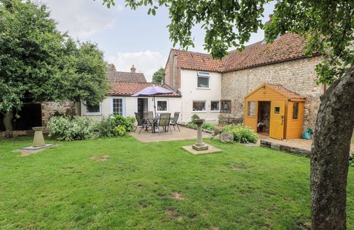 Northwold Cottage | Garden House: Pet-Friendly Getaway with Kitchen & Breakfast