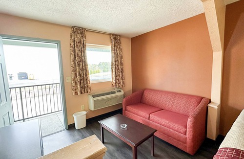 Mount Berry Hotel | Budget-Friendly Garden Inn & Suites with Family Amenities