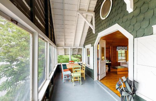 Charlotte House | Family-Friendly Retreat at Garden Island's with Kitchen Access