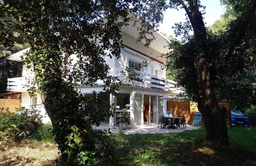 Saint-Michel-Chef-Chef Apartment | Idyllic Retreat: A Woodland Escape by the Sea