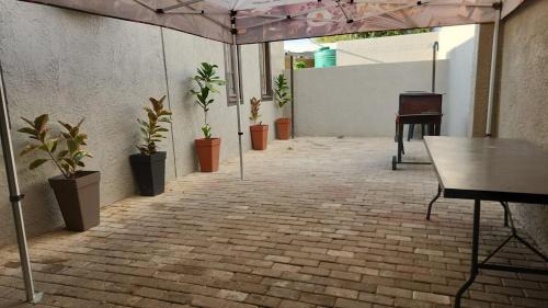 Windhoek Apartment | Relaxing Garden Oasis Cottage - Pet and Child Friendly Stay