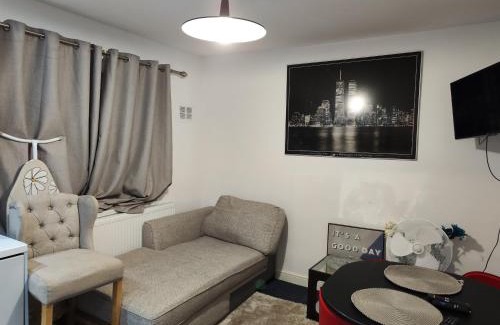 Colyers Apartment | Relax at the Garden of Peace - Pet and Child Friendly Stay
