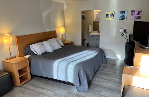 Colorado Springs Hotel | Comfortable Stay at Garden of the Gods Motel with Breakfast