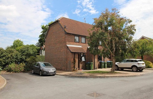 Broadbridge Heath House | Garden-parking-3 Guests-wifi-20minsgatwick