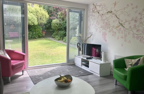 Royal Tunbridge Wells Cabin | Garden Retreat with Private Garden and Ocean Views