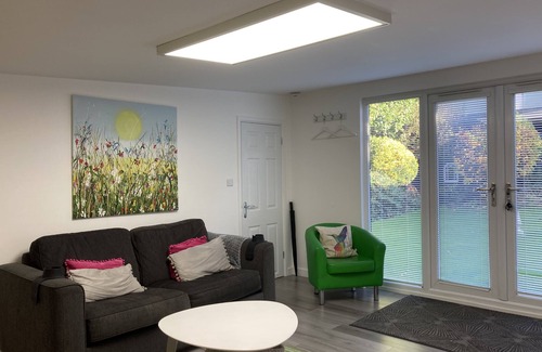 Royal Tunbridge Wells Cabin | Garden Retreat with Private Garden and Ocean Views