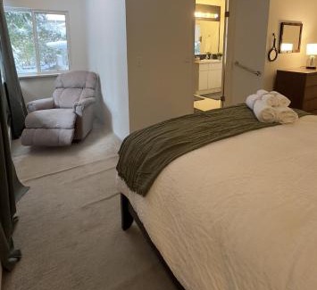 Dundarave Apartment | Garden Retreat in West Vancouver