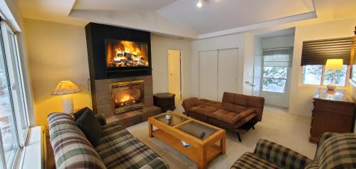 Dundarave Apartment | Garden Retreat in West Vancouver