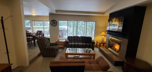 Dundarave Apartment | Garden Retreat in West Vancouver