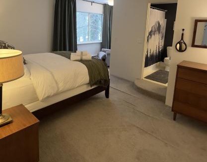 Dundarave Apartment | Garden Retreat in West Vancouver