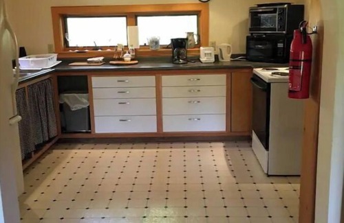 Post Mills House | Idyllic Garden Retreat with Ocean View & Pet-Friendly Perks