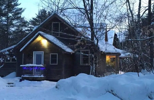 Post Mills House | Idyllic Garden Retreat with Ocean View & Pet-Friendly Perks