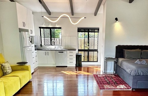 Freshwater Cottage | Garden Retreat with Pool - fully detached Studio