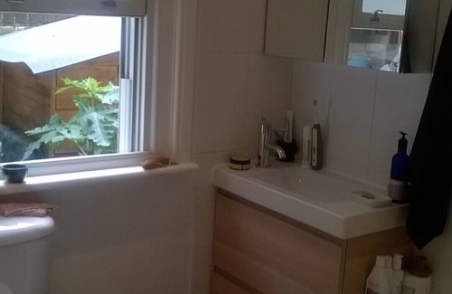 Brent House | Perfect Garden Room Steps from Portobello with Spa Access