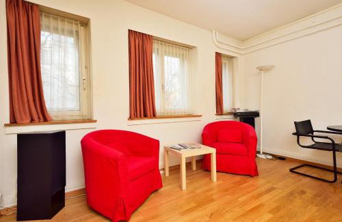 Fluntern Apartment | Charming Garden Studio Apartment in Zürichberg, Family-Friendly