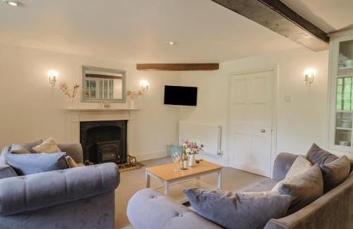 West Buckland House | Relax in Garden View: Family-Friendly, Pet Welcoming Stay
